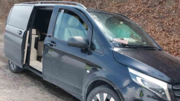 Partiya sədrinin maşını su kanalına düşdü - Yaralılar var 