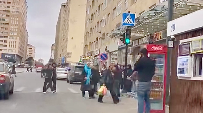 Prospektdə qayda pozuntusu davam edir: Piyadalar işıqfora məhəl qoymur   - VİDEO