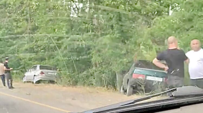 Toqquşan maşınlar meşəliyə düşdü, qadın sərnişin xəsarət aldı   - VİDEO