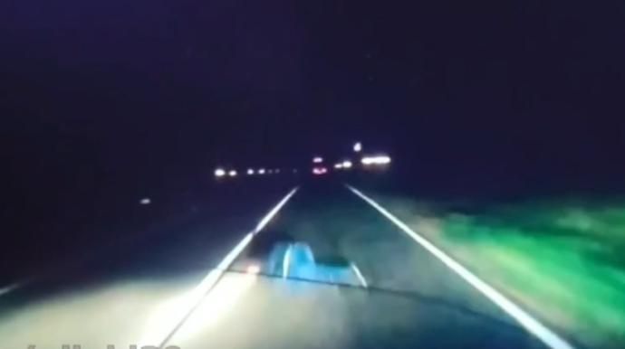 Yolda uzanan piyadanı 3 avtomobil vurub öldürdü - VİDEO 