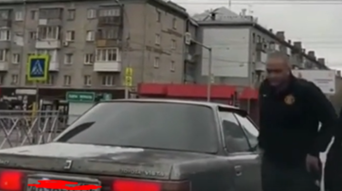 Xanım sürücünü söyüb üzünə tüpürdü, sonra yolunu kəsdi - ŞOK VİDEO 