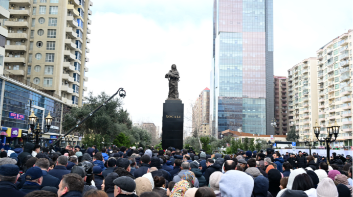 Xocalı soyqırımı qurbanlarının abidəsi önündə izdiham yaşanır - FOTO