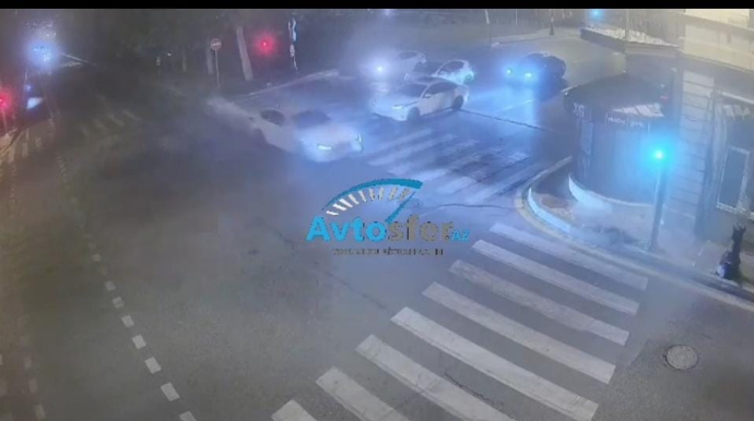 Sürücü sürət həddini aşıb qəza törətdi; işıqfora çırpıldı - ANBAAN VİDEO