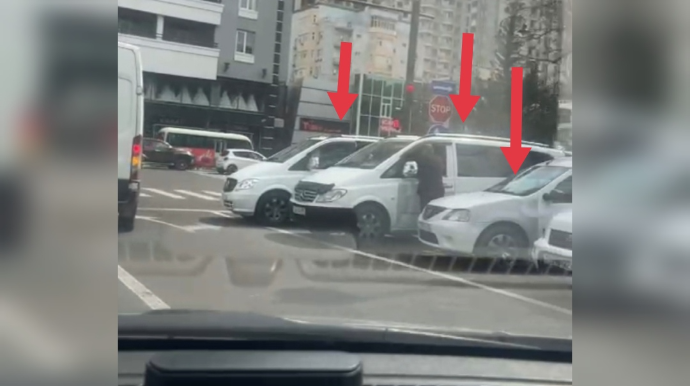 Dayanma-durma qaydasını pozan sürücülər maşınların dönməsinə maneə yaradır  - VİDEO