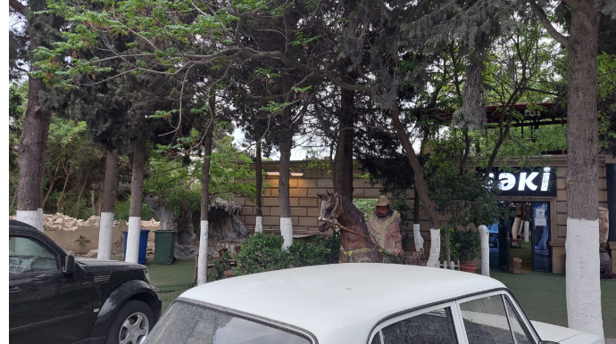 Mərkəzi Nəbatat Bağında yerləşən “Şəki” restoranı sökülməyə başlanıb - FOTO 