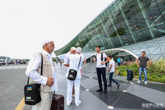 Azərbaycanlı hacıları Bakıya gətirən təyyarə gecikmə ilə havaya qalxıb