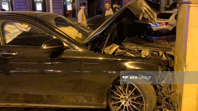 “Mercedes” Bakının mərkəzində divara çırpıldı, 2 qadın...    - FOTO