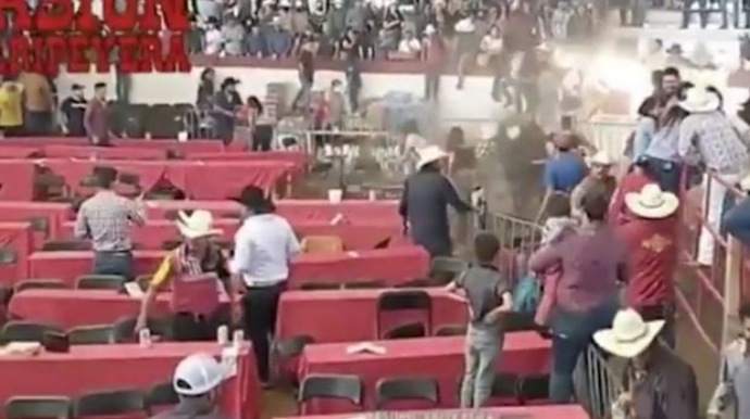 Qəzəbli öküz hasarı dağıdıb tamaşaçılara hücum etdi  - VİDEO