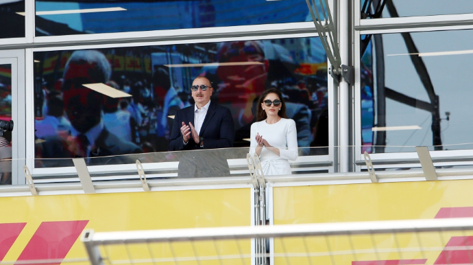 Prezident və xanımı Formula 1 Azərbaycan Qran-Prisinin əsas yarışına baxırlar  - YENİLƏNİB - FOTO