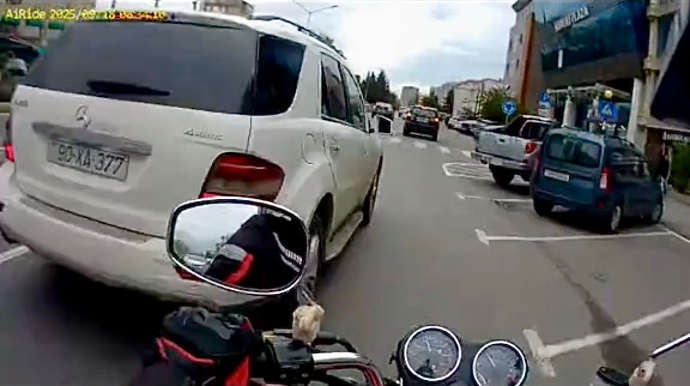 Nərimanovda motosikletçini və piyadaları təhlükəyə atan sürücü - 90-XA-377 - VİDEO