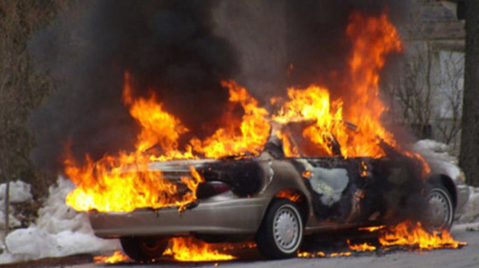 Bakıda “Mercedes”  markalı avtomobil yanıb