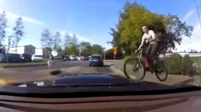 Özünü maşının altına atan velosiped sürücüsü  - VİDEO