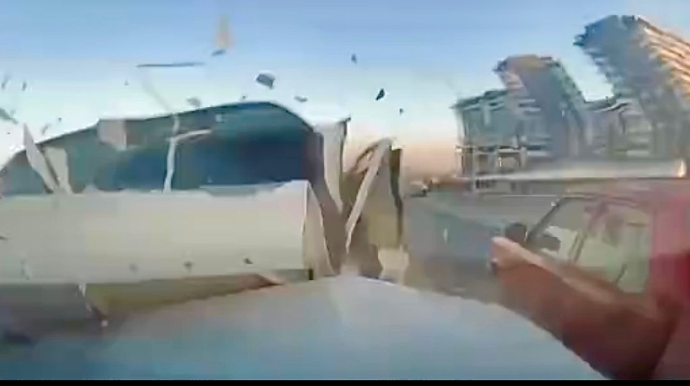 Bakıda sağdan ötmə edən sürücü yolda dayanmış “VAZ”a çırpıldı   - ANBAAN VİDEO