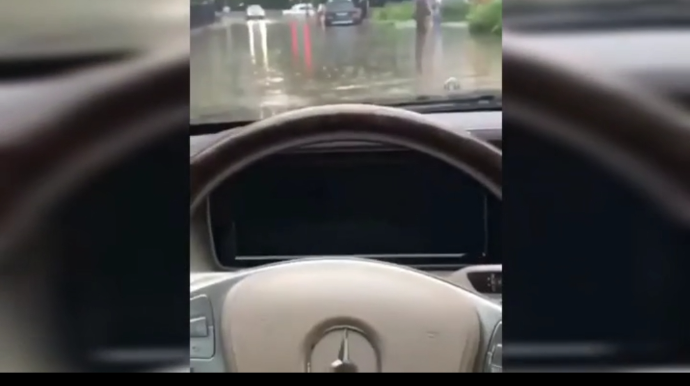 Bahalı avtomobillər sel sularına qərq oldu  - VİDEO