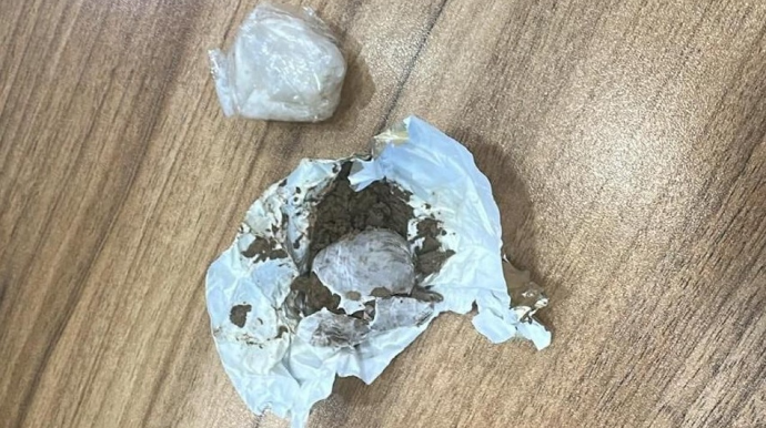 Həbsxanadakı qohumuna narkotik keçirmək istədi