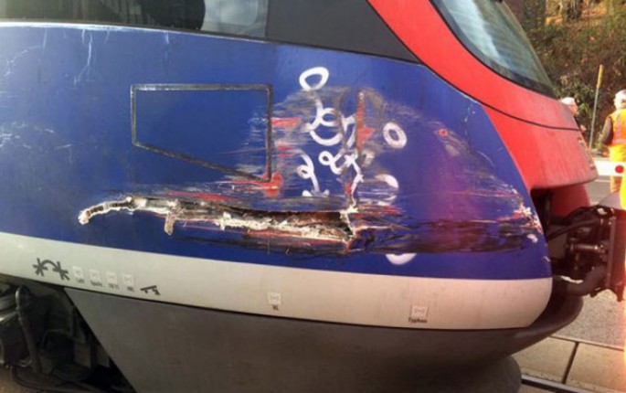 Qatarla yük maşını toqquşdu: 20 yaralı - FOTO