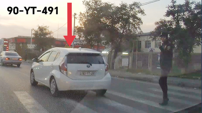 Səbirsizlik edən sürücü keçidi keçən polisə yol vermədi - VİDEO