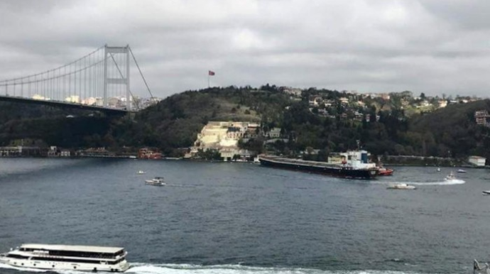 İstanbula gedən gəmi quruya çırpıldı 