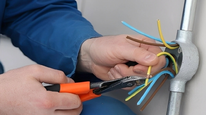 Abşeronda bədbəxt hadisə: "Azərişıq" əməkdaşı iş başında öldü