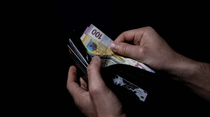 Azərbaycanda orta aylıq əmək haqqı 705 manata düşüb