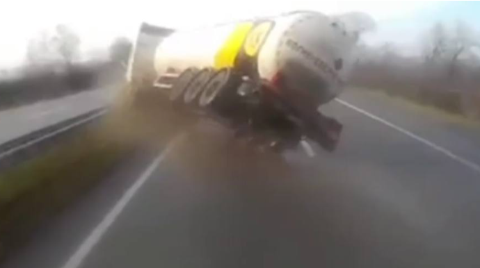 Yanacaqdaşıyan maşın yolda dəhşətli anlar yaratdı - VİDEO