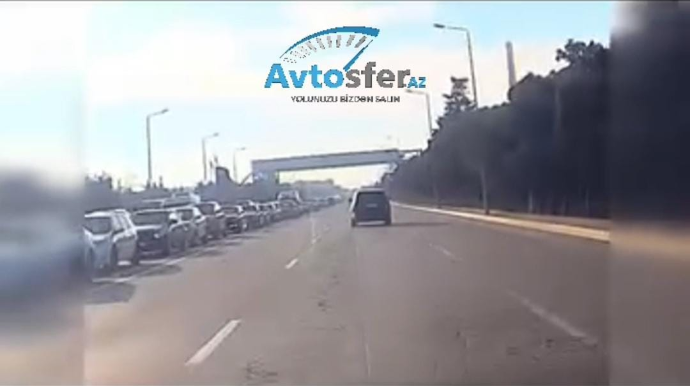 Əks yolda tıxac varsa, bu zolaqla hərəkət etmək qəza riskini artırır - VİDEO 