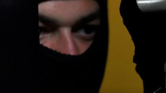 В Баку молодой человек обокрал родителей, используя приемы из фильмов