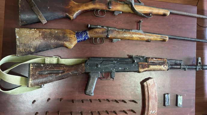 Beyləqanda küçədə odlu silahlar tapılıb   - FOTO