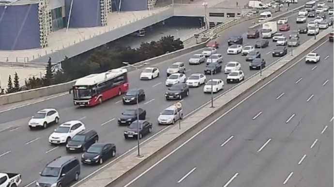 На каких улицах Баку 14 ноября наблюдаются транспортные заторы?