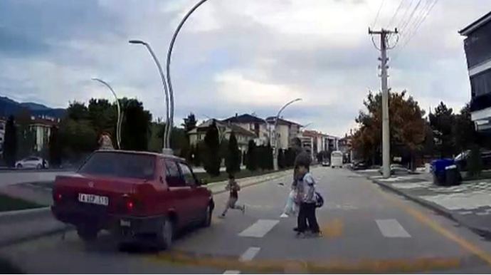 “Tofaş” sürücüsü yolu keçən azyaşlını vurub havaya uçurdu - VİDEO 