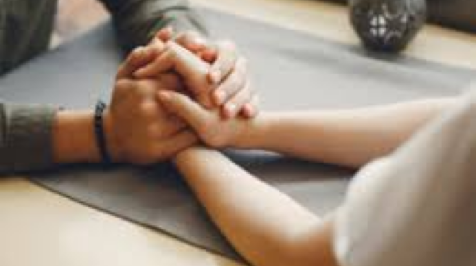 İnternetdə tanış olub evinə getdi, avtomobilini, telefonunu, pulunu oğurladılar