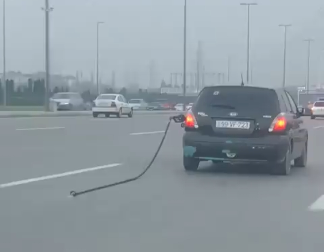 Bakıda yanacaqdoldurma məntəqəsinin "tapançasını" qoparan sürücü - VİDEO 