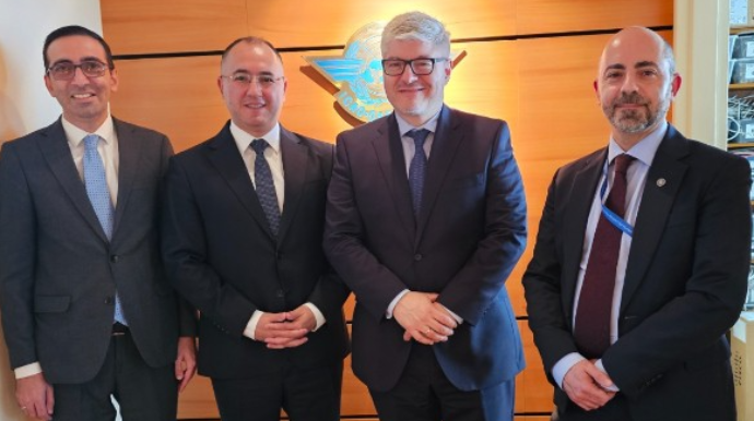 RİNN nümayəndələri ICAO rəsmiləri ilə bir arada 