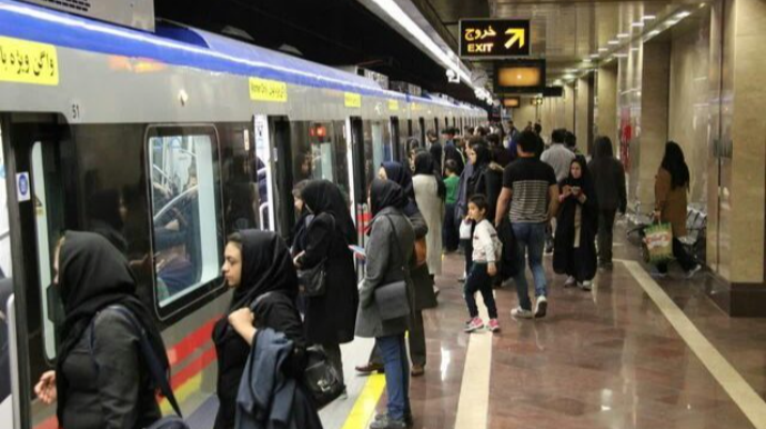 Tehranda qadınlar metroda başlarını açdı – ANBAAN VİDEO 