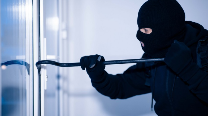 Sabunçuda mağazadan 2950 manatlıq noutbuk oğurlanıb 