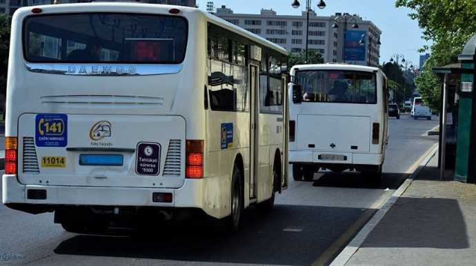 Bakıda avtobus qəzaya uğrayıb, yaralanan var 