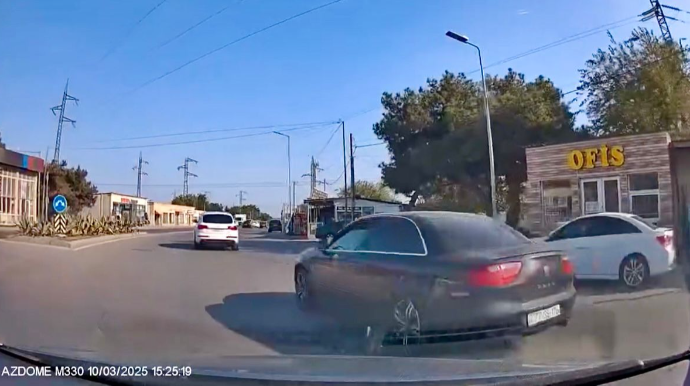 Dairədə yol vermədən keçib təhlükə yaradan sürücü - 77-SS-176   - VİDEO