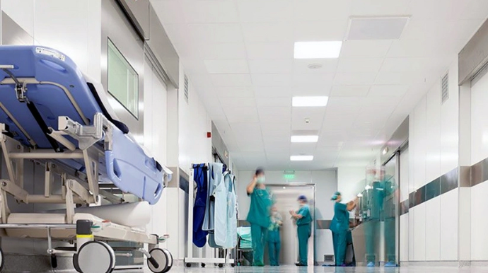 Bakıda şagirdin güllələdiyi müəllimə palataya köçürülüb 