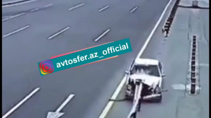 Bakıda şok qəza:  "Mercedes" dəmir arakəsmələrə belə çırpıldı - VİDEO