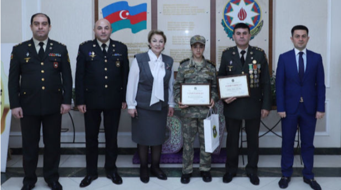 Avtomatı gözübağlı söküb-yığan məktəbli təltif edilib 