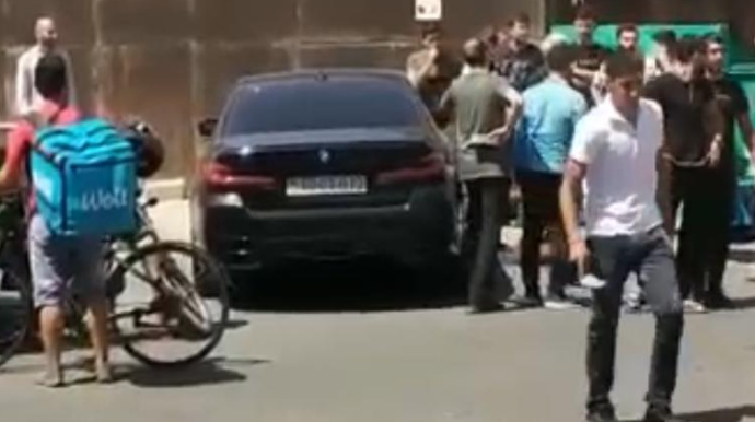 Moped "BMW" ilə toqquşdu mübahisə yarandı  - VİDEO