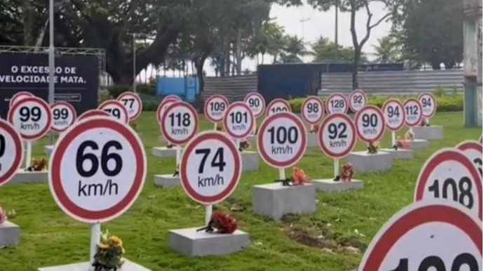 Sürət həddini aşaraq qəzada ölənlərin qəbiristanlığı - VİDEO 