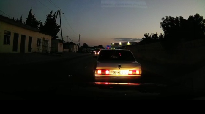 Suyu içib butulkanı maşından yola atan sürücü - VİDEO