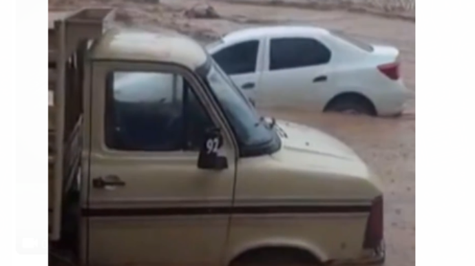 Şəhərə sel gəldi: maşınlar yolda "üzməyə" başladı  - VİDEO