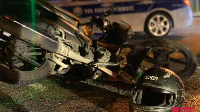 Bakıda motosiklet yük avtomobilinə çırpılıb, xəsarət alan var