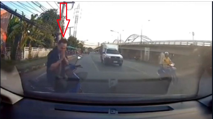 Qəza şəraiti yaradan moped sürücüsü üzr istədi və sonra qəzaya düşdü  - VİDEO