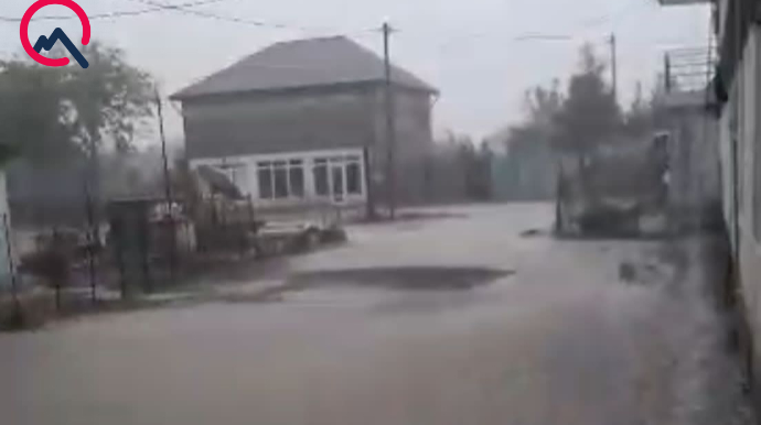 Sel suları Astarada kəndlərin yolunu yudu 