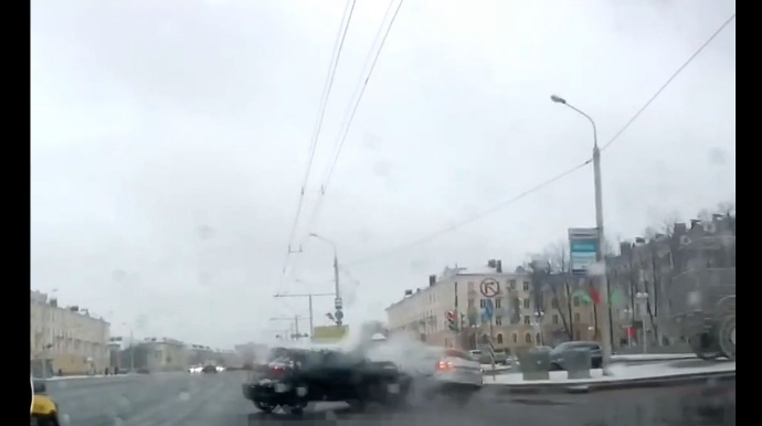 Qırmızıda keçən qadın sürücü belə qəza törətdi - ANBAAN VİDEO