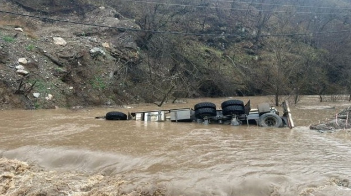 Samuxda yük maşını çaya aşdı;  Ölən və xəsarət alanlar var 