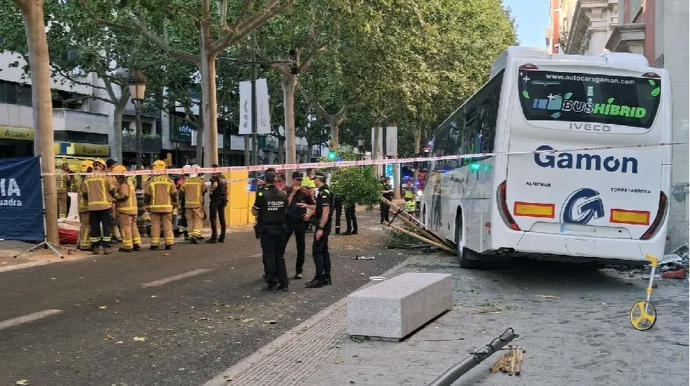İspaniyada avtobus binaya çırpılıb: 46 nəfər xəsarət alıb 